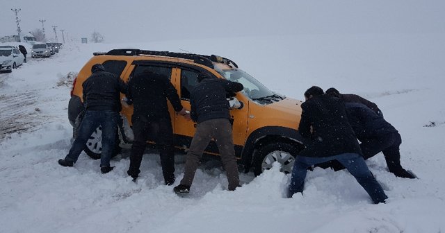 10’u öğretmen 25 kişi tipide mahsur kaldı