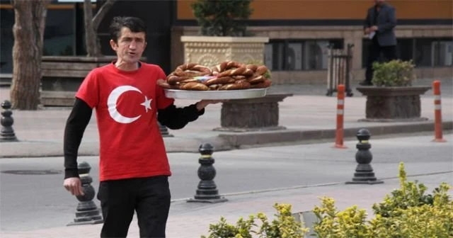 15 Temmuz sonrası tanınan simitçiden ‘Evet’ kampanyası
