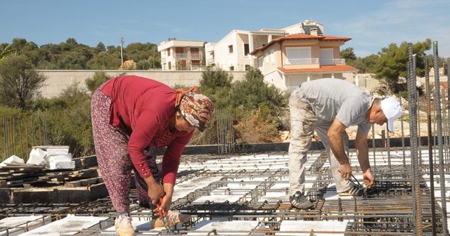 4 çocuk annesi çocukları için inşaatta çalışıyor