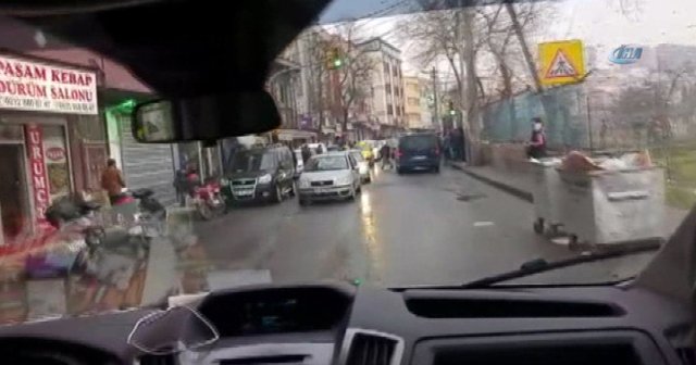 AK Parti seçim aracına saldırı kamerada