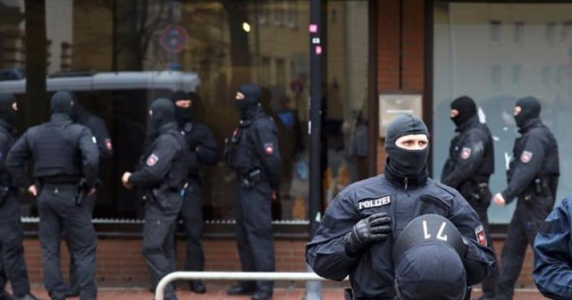 Alman polisinden cami baskını