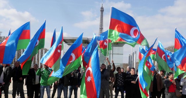 Azerbaycan vatandaşlarından Paris’te protesto