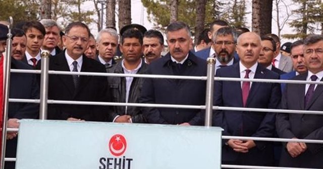 Bakan Mehmet Özhaseki, Ömer Halisdemir’in kabrini ziyaret etti