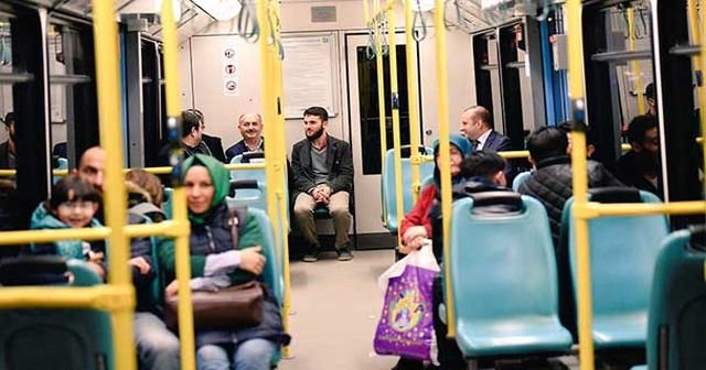 Bakan Müezzinoğlu, metroya bindi, vatandaşı dinledi