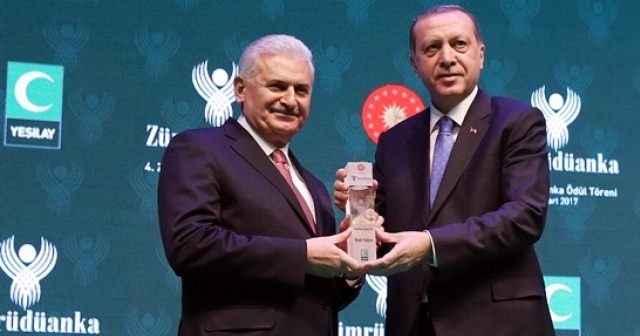 Başbakan Yıldırım Erdoğan&#039;dan ödül aldı