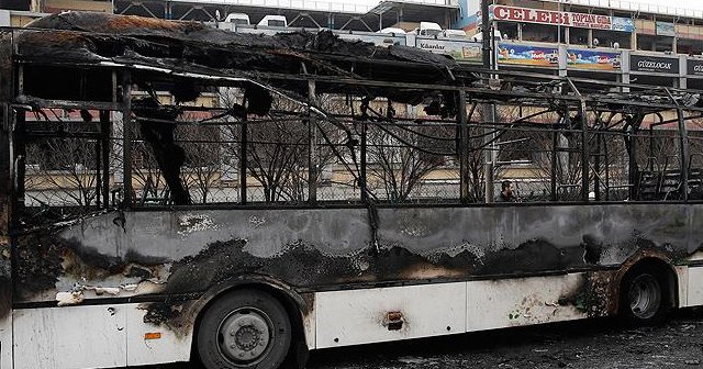 Bayrampaşa&#039;da yolcu otobüsü yandı