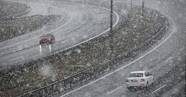 Bolu Dağı&#039;nda yoğun kar yağışı ulaşımı olumsuz etkiledi