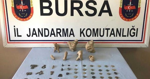 Bursa&#039;da otobüsteki 3 yolcunun bavulunda tarihi eserler bulundu