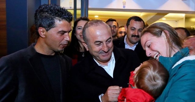 Çavuşoğlu’ndan Hollandalı kadına: &quot;Türkiye sizlerin evi&quot;