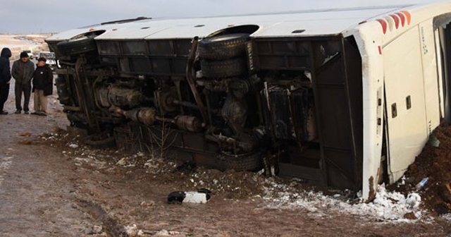 Cenazeden dönenleri taşıyan midibüs devrildi: 2 ölü, 5 yaralı