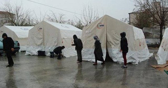 Diyarbakır&#039;ı önce deprem sonra yağmur vurdu