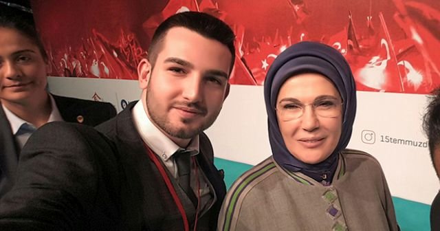 Emine Erdoğan, ilk özçekimini sosyal medya fenomeniyle yaptı