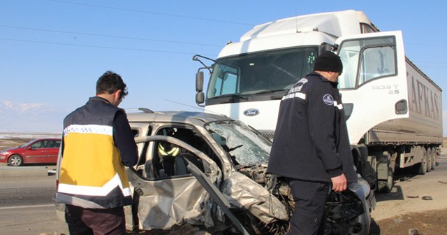 Erzurum’da tır ile otomobil çarpıştı: 5 yaralı