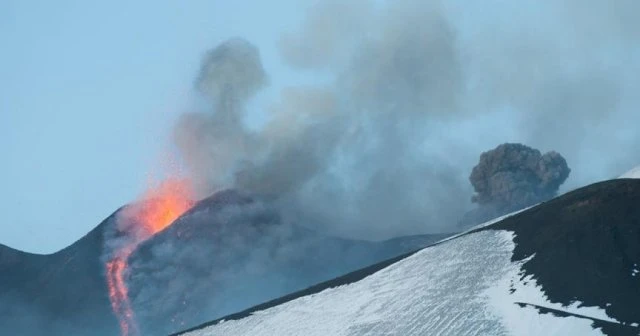 Etna Yanardağı yeniden faaliyete geçti