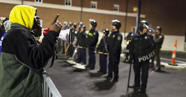 Ferguson&#039;da 2014&#039;te öldürülen siyahi ile ilgili yeni video