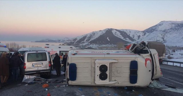 Hindistan&#039;da ambulans uçak düştü