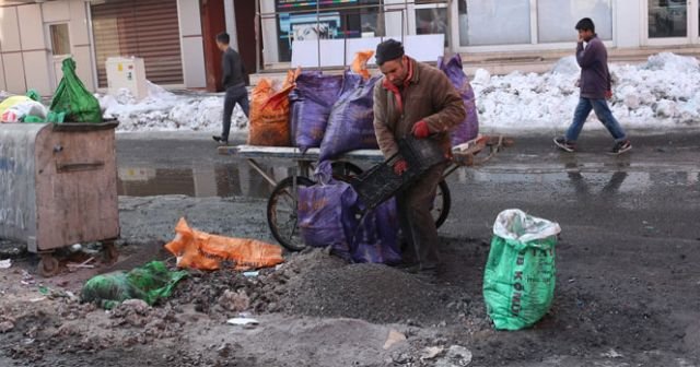 İşsiz baba yanmış kömürleri toplayıp yakmak için evine götürüyor