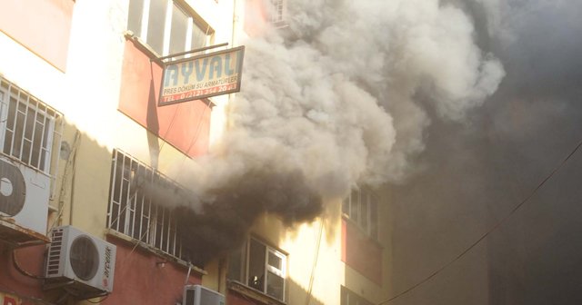 İstanbul Karaköy&#039;de yangın paniği, itfaiye ve polis sevk edildi