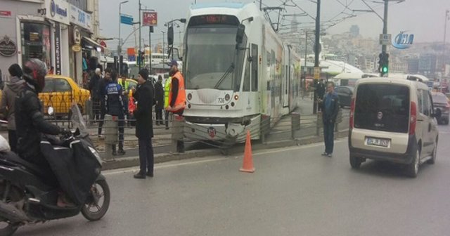 İstanbul Sirkeci&#039;de tramvay raydan çıktı