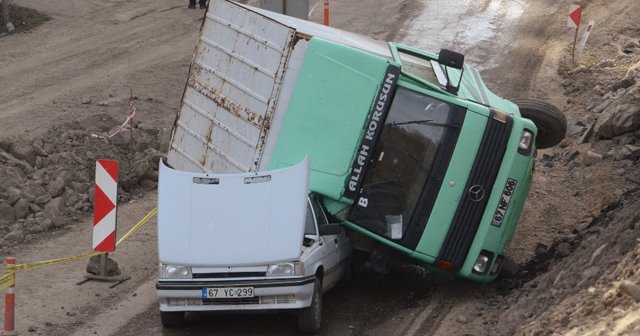 Kamyon otomobilin üzerine devrildi