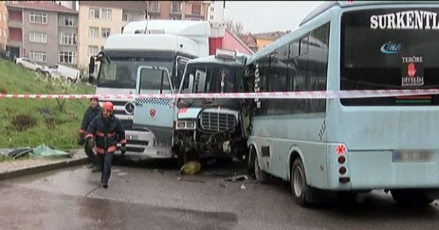 Kartal&#039;da iki yolcu minibüsü kafa kafaya çarpıştı: Yaralılar var