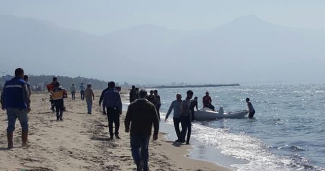 Kuşadası açıklarında mültecileri taşıyan bot battı