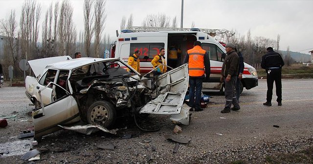 Kütahya&#039;da korkunç kaza: 1 ölü 13 yaralı