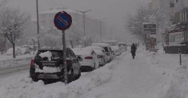 Mart karı 30 köy yolunu kapattı