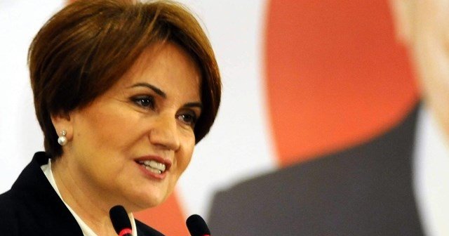 Meral Akşener&#039;in afişleri parçalandı