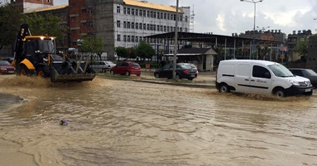 Mersin&#039;de sağanak yağış etkili oldu