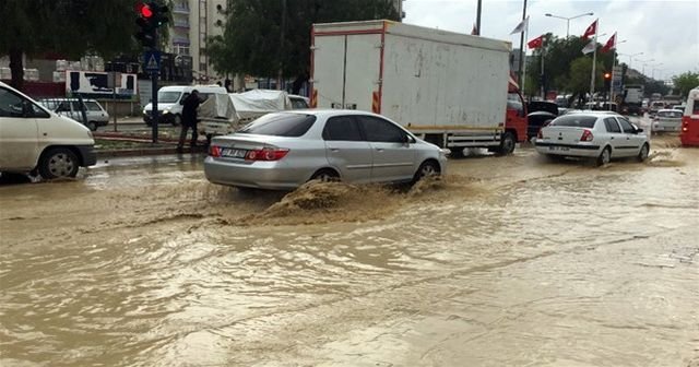 Mersin&#039;de yağış etkili oldu