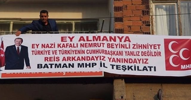 MHP&#039;li başkandan Erdoğan&#039;a pankartlı destek!