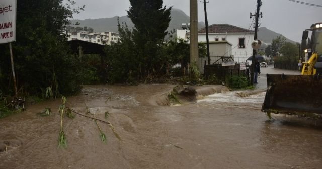 Muğla&#039;nın Bodrum ilçesini sel vurdu