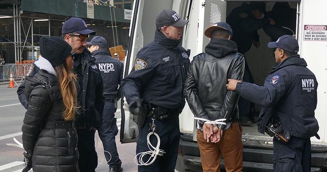 New York&#039;ta &#039;evsizlik&#039; karşıtı protestoculara kelepçe