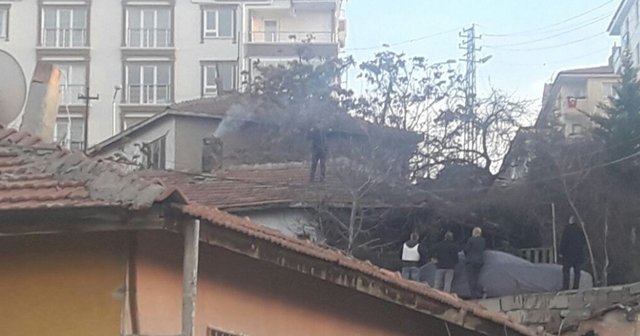 Polisten kaçıp çatıya çıktı, 4 saatte ikna edildi