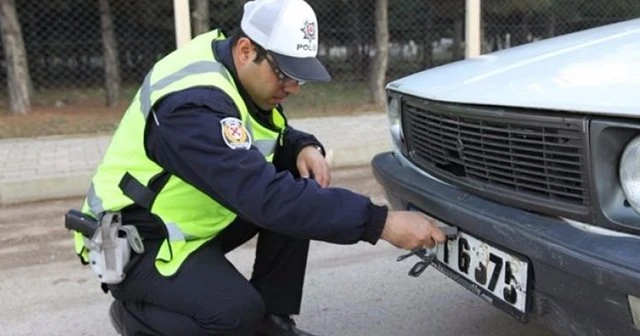Resmi plaka bile satıyorlar