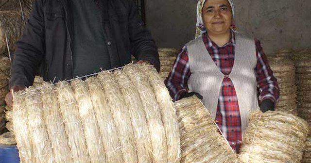 Saman sapından yaptığı kapı çelenklerini ihraç ediyor