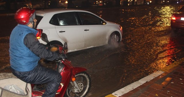 Şanlıurfa’da yağmur sonrası ev ve iş yerlerini su bastı