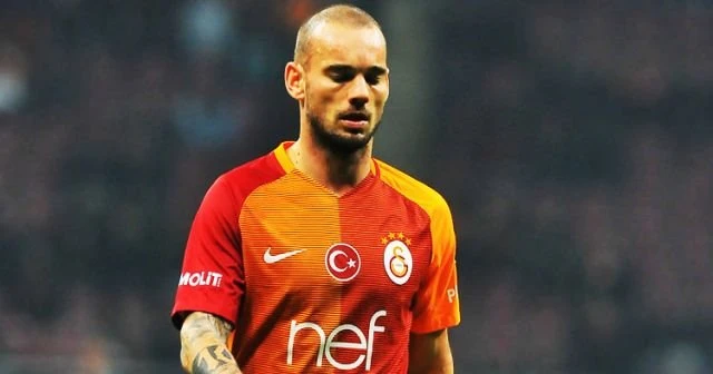 Sneijder antremanda sakatlandı!