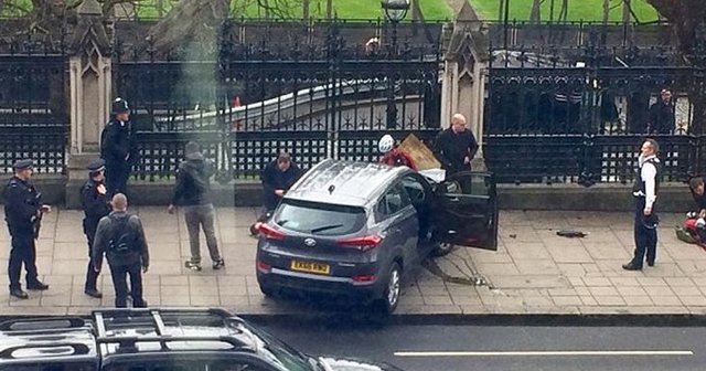 İngiltere&#039;de Parlamento binası önünde terör saldırısı
