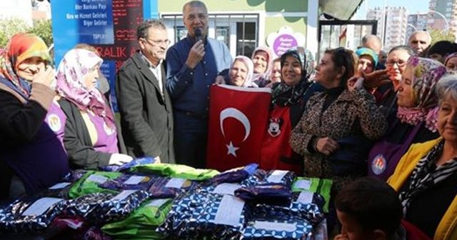 Suriye’deki Türk askerlerine bere, atkı ve kazak gönderdiler