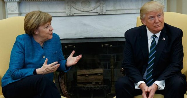 Trump-Merkel görüşmesinde tokalaşma krizi