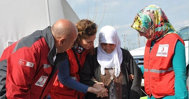 Türk Kızılay&#039;ından depremzede nineye &#039;8 Mart&#039; hediyesi