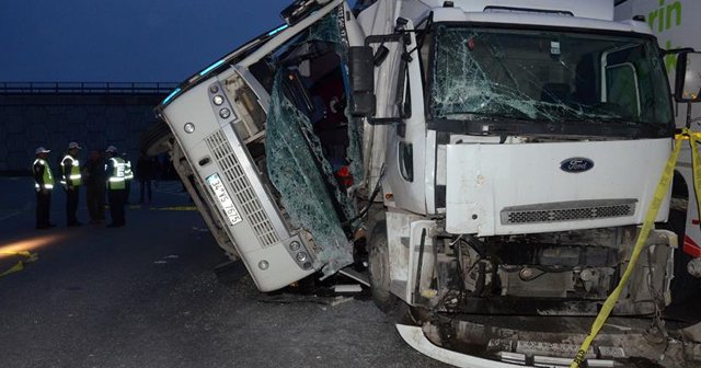 Tuzla'da trafik kazası: 4'ü ağır 27 yaralı