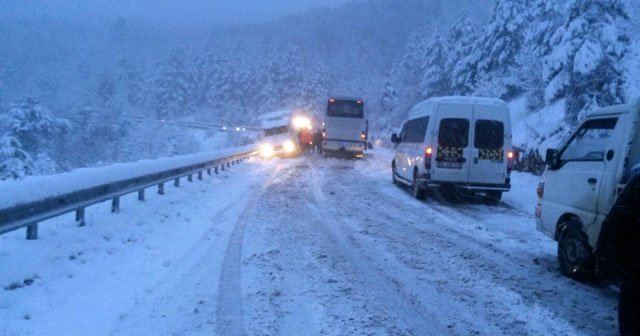 Uludağ&#039;da kar sürprizi, yolda kaldılar