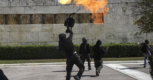 Yunanistan&#039;da parlamento binasına molotofkokteylli saldırı