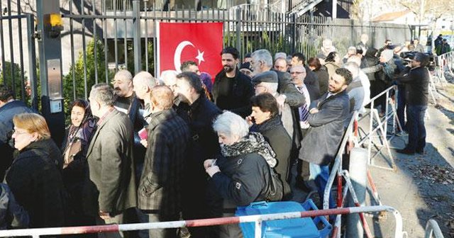 Yurtdışındaki sandıklarda oy kuyruğu yaşandı