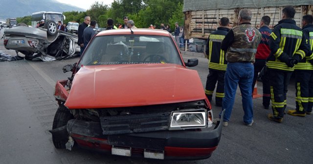 4 aracın karıştığı kazada trafik kilitlendi: 1 ölü, 5 yaralı