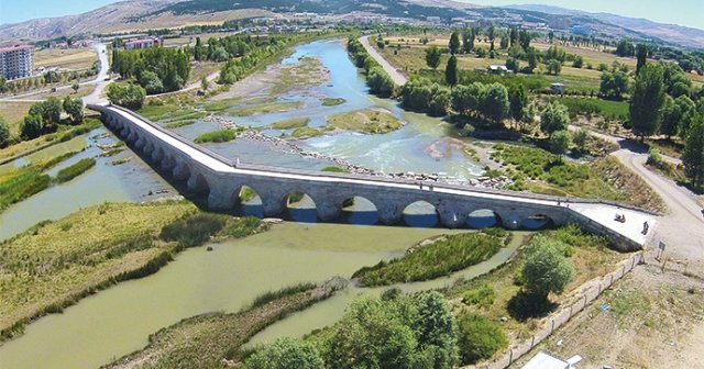 800 yıllık tarihi köprü neden &#039;Eğri&#039; bilen yok