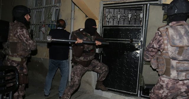 Adana’da operasyon!  Kapıları balyozla kırıp girdiler...